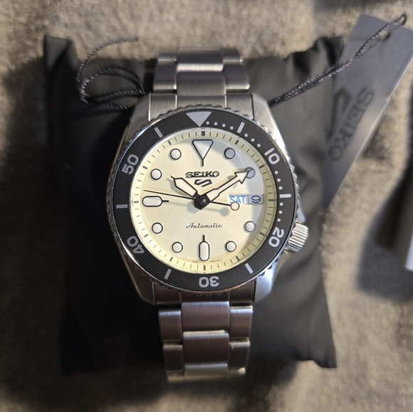 Seiko 5 Sports Automatic Diver Champaign Dial - Picture 6 of 7